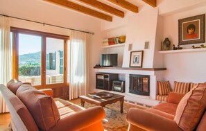 TV, DVD player - Stunning home in Cala Millor (Cala Millor)