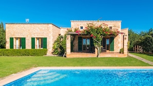 A stone building with a swimming pool in front. - Nice home in Son Servera with private swimming pool, can be inside or outside (Son Servera)