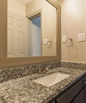 Secador de pelo, bidet, toallas, jabón