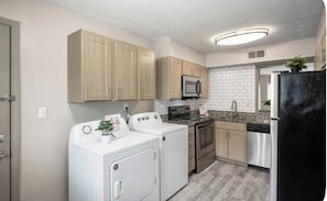 Microwave, oven, stovetop, dishwasher - Spacious & comfort 1bedroom apartment with balcony (Sandy Springs)