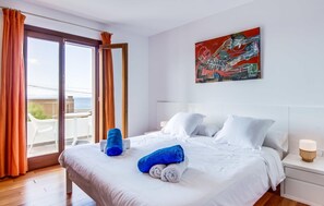 3 bedrooms, iron/ironing board, travel cot, free WiFi - Amazing home in Betlem with private swimming pool, can be inside or outside (Betlem)