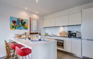 Fridge, microwave, oven, stovetop - Amazing home in Betlem with private swimming pool, can be inside or outside (Betlem)