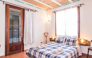 Travel cot, free WiFi - Nice home in Moscari with private swimming pool, can be inside or outside (Moscari)