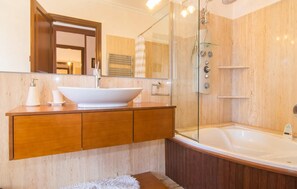 Shower, hair dryer - Gorgeous home in Ariany with private swimming pool, can be inside or outside (Ariany)