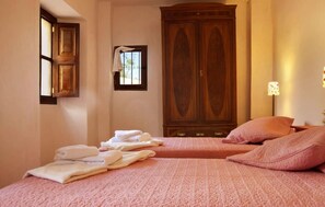 Travel cot, free WiFi - Stunning home in Valldemossa (Valldemossa)