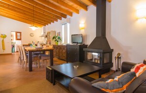 TV - Cozy home in Sa Font de Sa Cala with WiFi (Sa Font de Sa Cala)