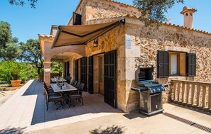 Outdoor dining - Gorgeous home in Can Picafort (Can Picafort)