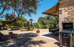 Outdoor dining - Gorgeous home in Can Picafort (Can Picafort)