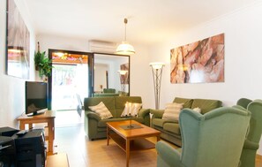 TV, ping pong - Gorgeous home in Can Picafort (Can Picafort)