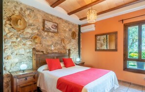 3 bedrooms, in-room safe, travel cot, free WiFi - Gorgeous home in Inca with private swimming pool, can be inside or outside (Inca)