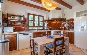 Fridge, microwave, oven, stovetop - Lovely home in Manacor with private swimming pool, can be inside or outside (Manacor)