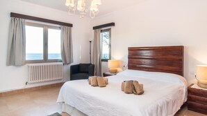 4 bedrooms, in-room safe, travel cot, free WiFi - Awesome home in Cala Santanyi (Cala Santanyi)