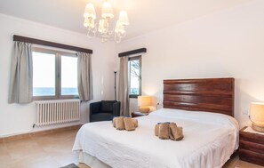4 bedrooms, in-room safe, travel cot, free WiFi - Awesome home in Cala Santanyi (Cala Santanyi)