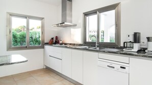 Fridge, microwave, oven, stovetop - Awesome home in Cala Santanyi (Cala Santanyi)