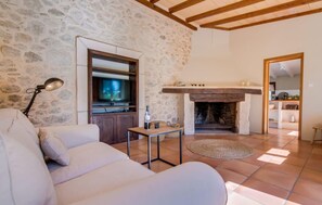 TV - Beautiful home in Montuiri with private swimming pool, can be inside or outside (Montuiri)