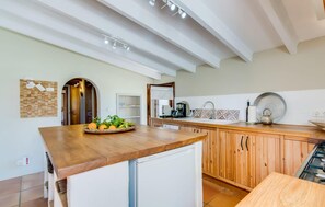 Fridge, microwave, oven, stovetop - Beautiful home in Montuiri with private swimming pool, can be inside or outside (Montuiri)