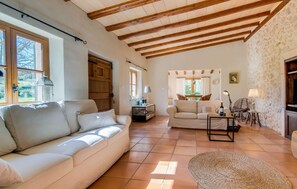 TV - Beautiful home in Montuiri with private swimming pool, can be inside or outside (Montuiri)