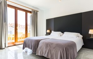 5 bedrooms, travel cot, free WiFi - Cozy home in Cala Millor with private swimming pool, can be inside or outside (Cala Millor)