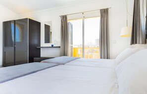 5 bedrooms, travel cot, free WiFi - Cozy home in Cala Millor with private swimming pool, can be inside or outside (Cala Millor)