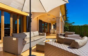 Terrace/patio - Cozy home in Cala Millor with private swimming pool, can be inside or outside (Cala Millor)