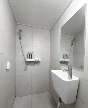 Haartrockner, Handtücher, Seife, Shampoo