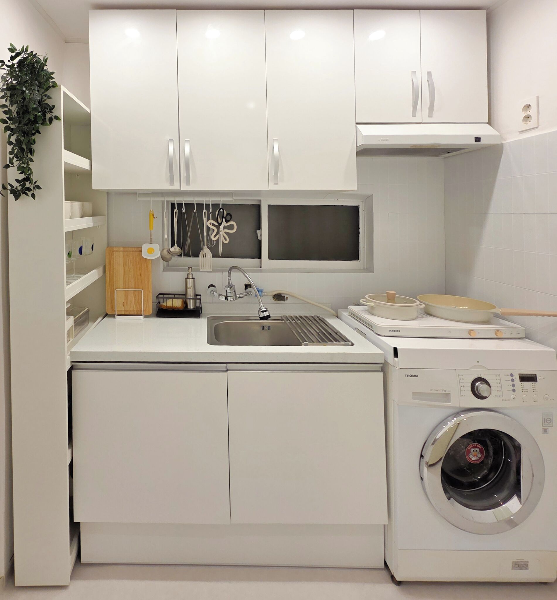 Een koffiezetapparaat/waterkoker, kookgerei, borden en bestek