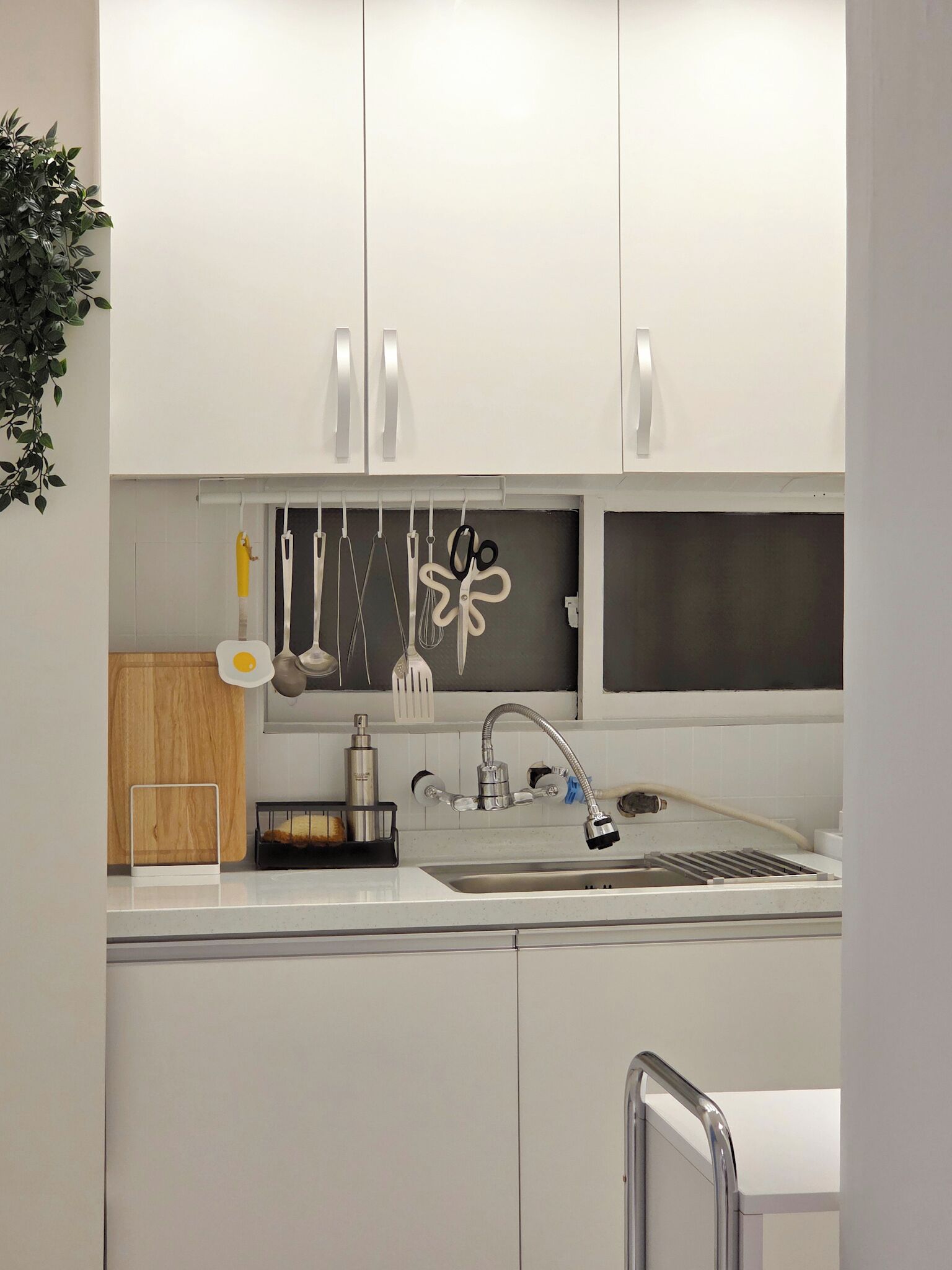 Cafetera/tetera, utensilios de cocina, servilletas de papel