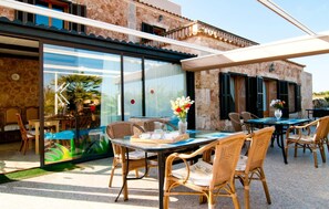 Outdoor dining - Beautiful home in Can Picafort (Can Picafort)
