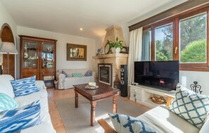 TV, fireplace, DVD player, ping pong - Cozy home in Betlem with private swimming pool, can be inside or outside (Betlem)