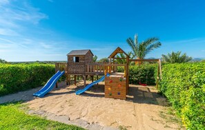 Children’s area - Cozy home in Campos with private swimming pool, can be inside or outside (Campos)