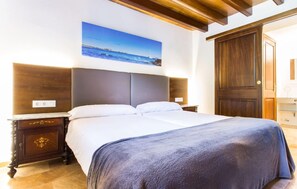 6 bedrooms, iron/ironing board, travel cot, free WiFi - Lovely home in Cala Millor with private swimming pool, can be inside or outside (Cala Millor)