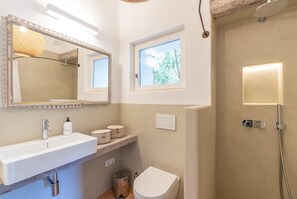 Shower, hair dryer - Nice home in Estellencs with WiFi (Estellencs)