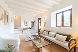 TV, DVD player, ping pong - Nice home in Estellencs with WiFi (Estellencs)
