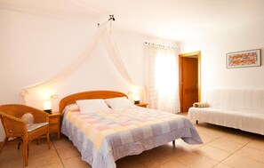 6 bedrooms, in-room safe, travel cot, free WiFi - Awesome home in Muro with private swimming pool, can be inside or outside (Can Picafort)
