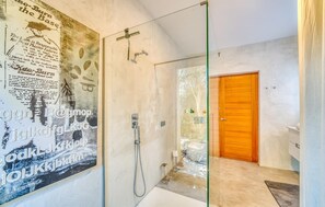 Douche, sèche-cheveux