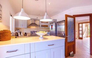Coffee/tea maker, fridge, microwave, oven - Awesome home in Colonia de Sant Jordi (Colonia de Sant Jordi)