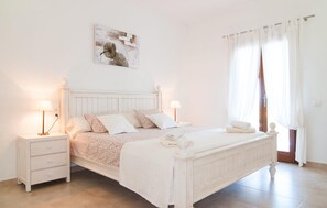 6 habitaciones, tabla de planchar con plancha y cuna de viaje 