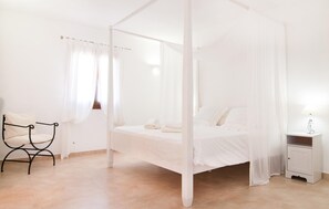 6 bedrooms, iron/ironing board, travel cot, free WiFi - Stunning home in Son Serra de Marina (Son Serra de Marina)