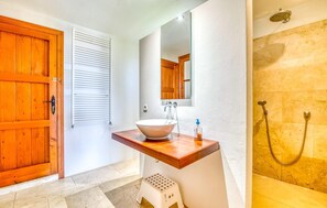 Shower, hair dryer - Amazing home in Sant Llorenc (Sant Llorenc)