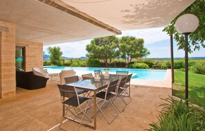 Outdoor dining - Amazing home in Felanitx with private swimming pool, can be inside or outside (Felanitx)
