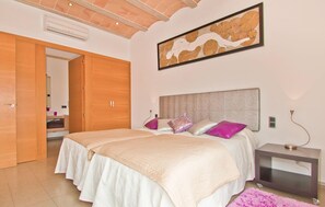 4 bedrooms, travel crib, WiFi (free) - Amazing home in Felanitx with private swimming pool, can be inside or outside (Felanitx)