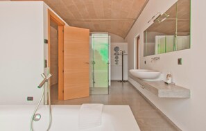 Shower, hair dryer - Amazing home in Felanitx with private swimming pool, can be inside or outside (Felanitx)