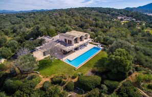 A large house with a swimming pool, surrounded by lush greenery and hills. - Amazing home in Felanitx with private swimming pool, can be inside or outside (Felanitx)