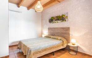4 slaapkamers, een strijkplank/strijkijzer, reisbedje, gratis wifi