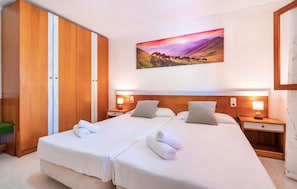 3 bedrooms, travel cot, free WiFi - Amazing home in Son Macia with private swimming pool, can be inside or outside (Son Macia)