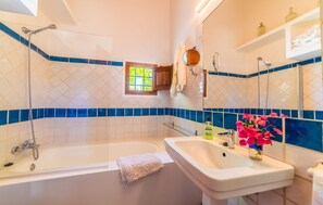 Shower, hair dryer - Gorgeous home in Ariany with private swimming pool, can be inside or outside (Ariany)