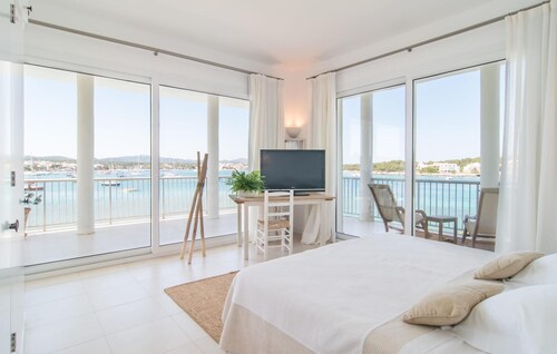 Beach front home in Portocolom