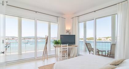 Beach front home in Portocolom