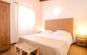 3 bedrooms, travel cot, free WiFi - Stunning home in Port Verd with private swimming pool, can be inside or outside (Port Verd)