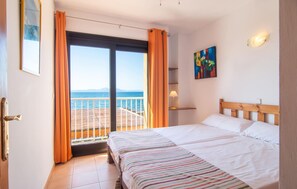2 chambres, coffres-forts dans les chambres, lit parapluie